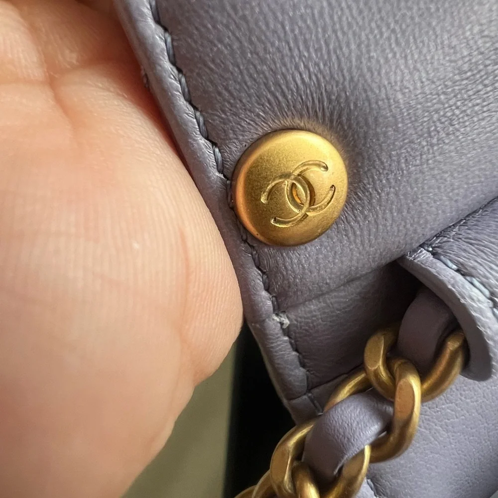 ‼️Rare color & rare size Not a Mini‼️CHANEL Shiny Lambskin Pearl Logo Flap - Picture 8 of 9